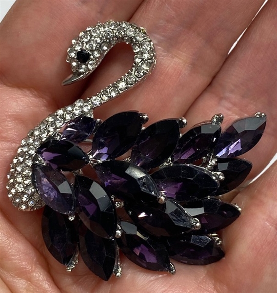BRO-RHS-402-SILVERPURPLE.  Purple Rhinestone Brooch on Silver Backing - Swan