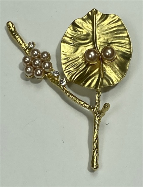 BRO-RHS-405-GOLDPEARL.  Gold Metal w/ Pearl Rhinestone Brooch