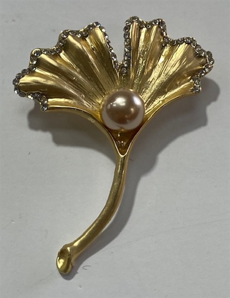 BRO-RHS-407-GOLDPEARL.  Gold Metal w/ Pearl Rhinestone Brooch