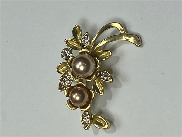 BRO-RHS-409-GOLDPEARL.  Gold Metal w/ Pearl Rhinestone Brooch