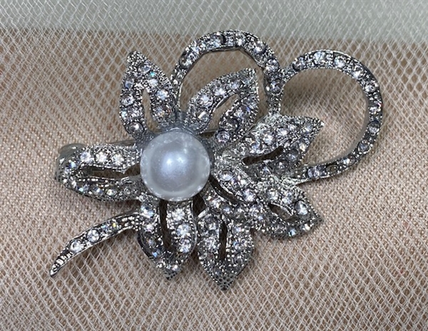 BRO-RHS-415-SILVERCRYSTAL.  Silver Metal - Crystal w/ Pearl Rhinestone Brooch Pin