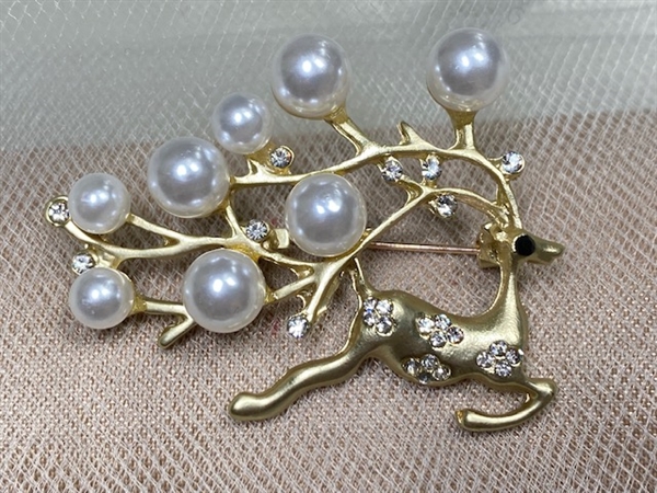BRO-RHS-422-SILVERCRYSTALPEARL.  Silver Metal - Crystal Rhinestone w/ Pearl Brooch Pin