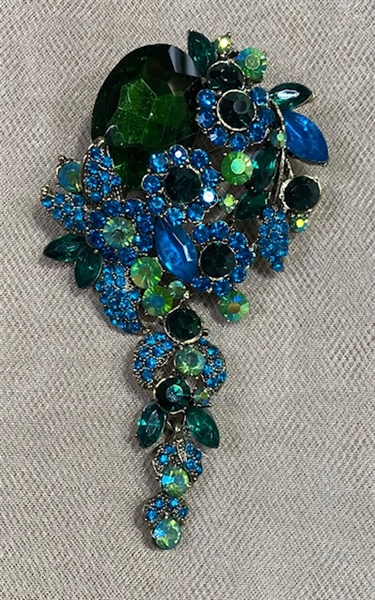 BRO-RHS-449-GOLDGREENBLUE.  Gold Metal -  Green and Blue Rhinestone Brooch