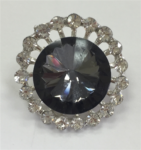 Rhinestone Button with Black Stone Surrounded by Clear Crystals on Silver Metal BotÃ³n de diamantes de imitaciÃ³n con piedra negra rodeado de cristales claros en metal plateado